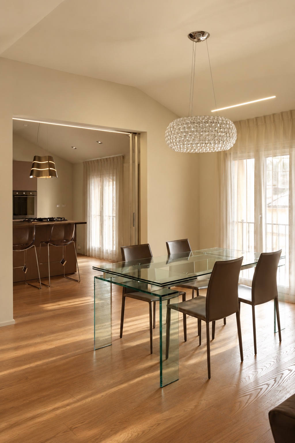Progetto interior design soggiorno Casa MLG Bologna con lampada Caboche Foscarini e parquet in rovere - ristrutturazione bologna Moltefacce