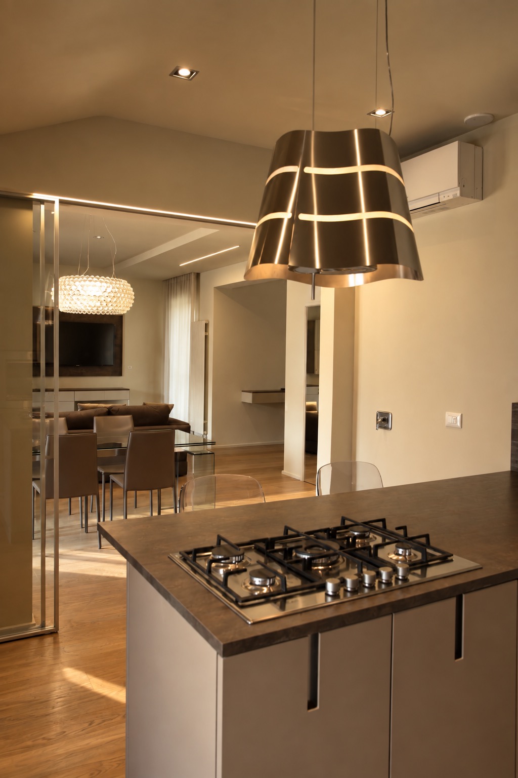 Cucina moderna con penisola vista dal tavolo da pranzo in vetro - Ristrutturazione Casa MLG Bologna