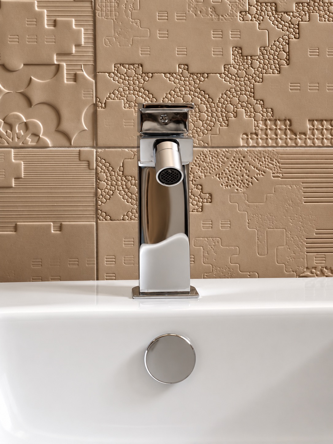 Particolare rubinetteria e lavabo bagno di design con piastrelle Mutina Dechirer - ristrutturazione bologna